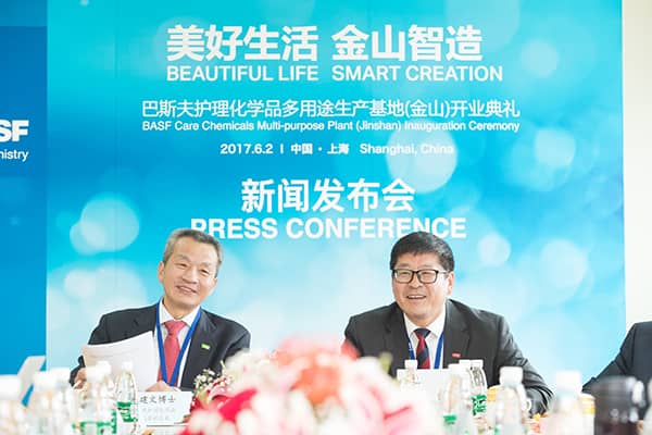   巴斯夫護(hù)理化學(xué)品亞太區(qū)副總裁毛建文博士和巴斯夫大中華區(qū)業(yè)務(wù)和市場(chǎng)發(fā)展全球高級(jí)副總裁鄭大慶博士出席裝置啟用典禮