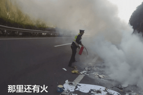 小貨車高速路上自燃 主因油漆溫度太高所導(dǎo)致