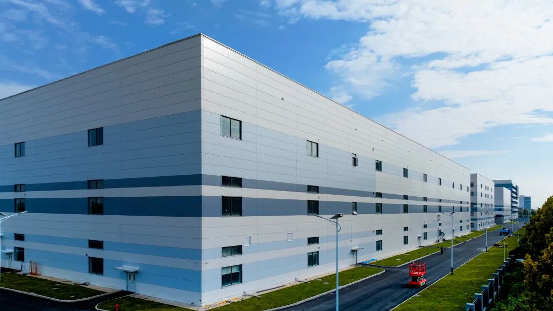 如何讓建筑“顏值”與“壽命”雙贏？新美達(dá)彩涂板能做到